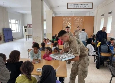 Batman'da köy okulu öğrencilerine jandarma mesleği tanıtıldı