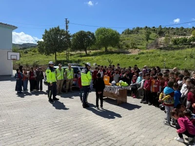 Batman'da k&ouml;y okulu &ouml;ğrencilerine trafik eğitimi verildi