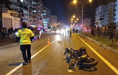 Batman'da motosikletin &ccedil;arptığı yaya ile s&uuml;r&uuml;c&uuml; &ouml;ld&uuml;