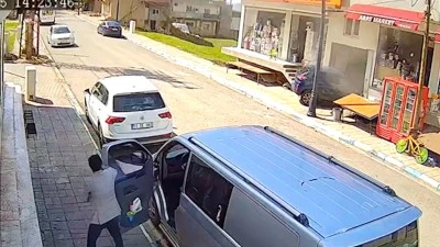 Batman’da Otomobil Bina Kapısına Girdi! O Anlar Kamerada