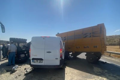 Batman'da panelvan ile traktörün çarpıştığı kazada 3 kişi yaralandı