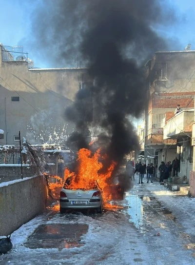 Batman'da park halindeki otomobil yandı