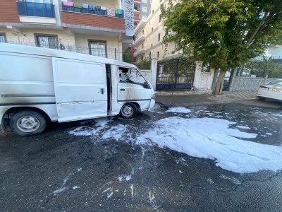 Batman'da park halindeki panelvan yandı