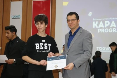 Batman'da "İcathane At&ouml;lyesi"nde eğitimlerini tamamlayan &ouml;ğrenciler sertifika aldı