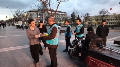 Batman'da "İftara 5 Kala Programı" kapsamında yolculara kumanya dağıtıldı