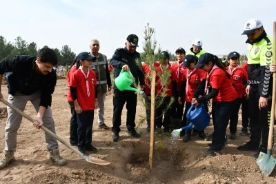 Batman'da &quot;Milli Ağaçlandırma Günü&quot; dolayısıyla fidanlar toprakla buluştu