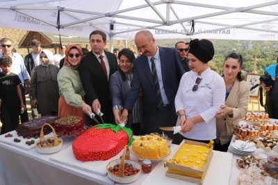 Batman'da &quot;Sason Bal, Ceviz ve Çilek Festivali&quot; düzenlendi