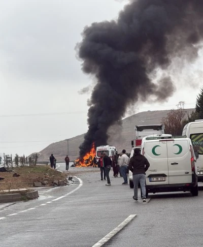 Batman'da ref&uuml;je &ccedil;arptıktan sonra alev alan otomobildeki 2 kişi yaralandı