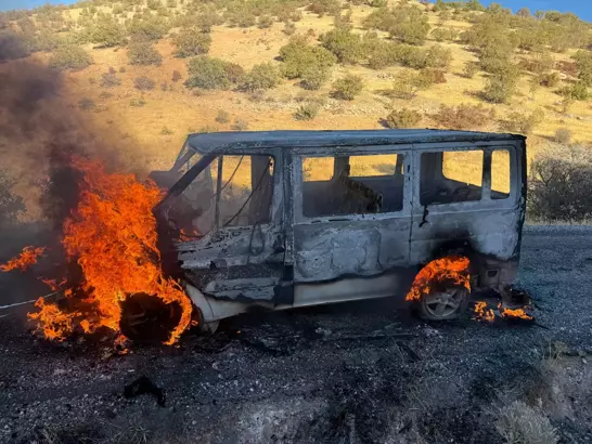 Batman'da seyir halindeki minibüs yandı