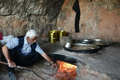Batman'da tescilli mezrone üzümünden pekmez yapmak için kazanlar yakıldı