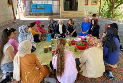 Batman'da toplum merkezi kursiyeri kadınlar kışlık turşularını da imece usulü hazırlıyor