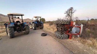 Batman'da traktör devrildi! Sürücüsü yara almadan kurduldu
