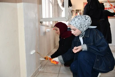 Batman'da üniversite öğrencileri köy okulunun sınıfını boyadı
