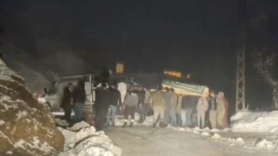 Batman'da vefat eden vatandaşın defni i&ccedil;in kardan kapanan mezarlık yolu ulaşıma a&ccedil;ıldı