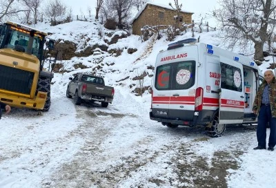 Batman'da yolu kardan kapanan k&ouml;ydeki tansiyon hastası, ekiplerin yardımıyla hastaneye ulaştırıldı