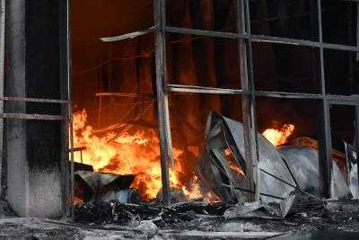 Batman'da Zincir Market Depolarında &Ccedil;ıkan Yangın S&ouml;nd&uuml;r&uuml;ld&uuml;: Depolarda B&uuml;y&uuml;k Hasar Oluştu