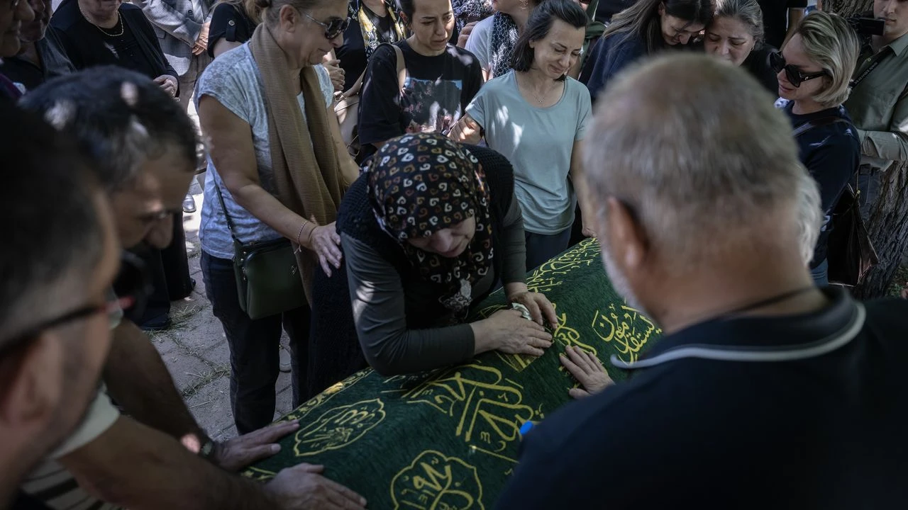 Batman'daki trafik kazasında ölen Öğretim Görevlisi Akgönül'ün cenazesi defnedildi