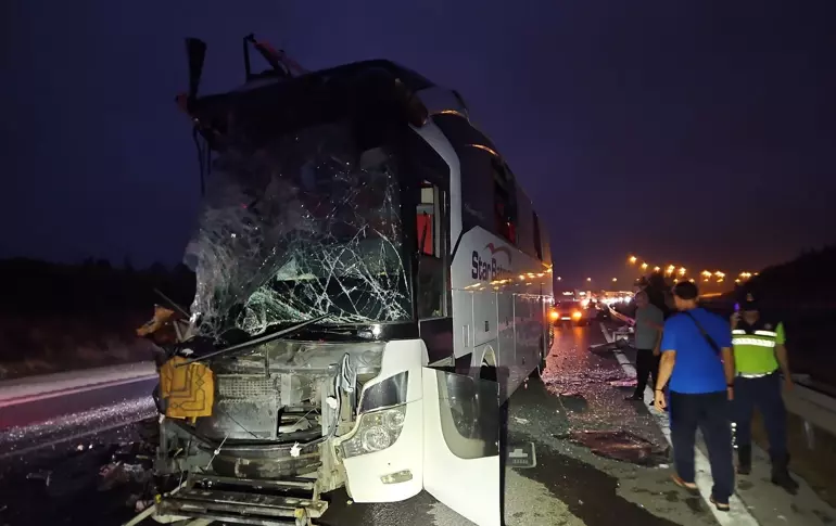 Batman'dan yola çıkan otobüs Mersin'de tıra çarptı: 9 yaralı