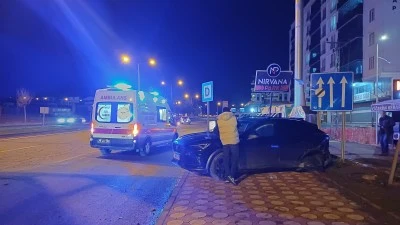 Batman-Siirt &Ccedil;evre Yolunda SUV tipi ara&ccedil; ile otomobilin &ccedil;arpıştığı kazada 1 kişi yaralandı