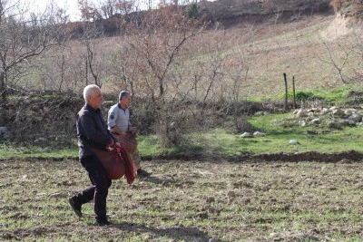 Batmanlı &ccedil;ift&ccedil;iler engebeli tarlalarda "imece usul&uuml;" elle g&uuml;breleme yapıyor