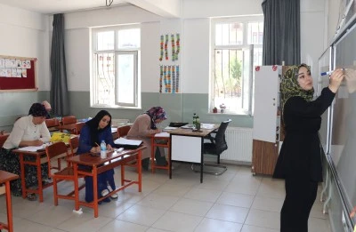 Batmanlı kadınlar, çocuklarının eğitim gördüğü sıralarda okuma yazma öğreniyor