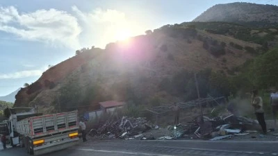 Baykan-Bitlis karayolunda hurda y&uuml;kl&uuml; tır devrildi