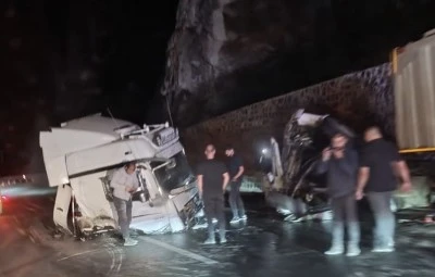 Baykan-Bitlis yolunda feci kaza! Kamyonun kupası koparak yola savruldu