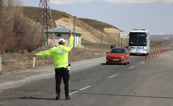 Bayram tatilinde jandarma ve polis trafik güvenliği için yoğun mesai yapacak