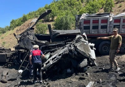 Bingöl'de devrilen tırın sürücüsü öldü