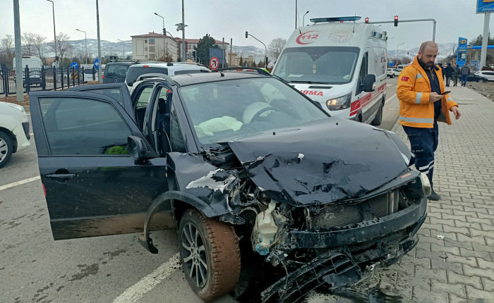 Bingöl'de otomobil ile hafif ticari araç çarpıştı, 2 kişi yaralandı