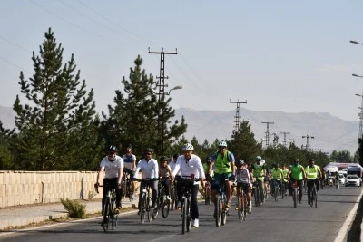 Bisiklet tutkunları &quot;Malazgirt'ten Ahlat'a Pedallıyoruz&quot; etkinliğinde ter döktü