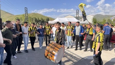Bitlis 1916 Spor'un 3. Lig'e y&uuml;kselmesi kentte coşkuyla kutlandı