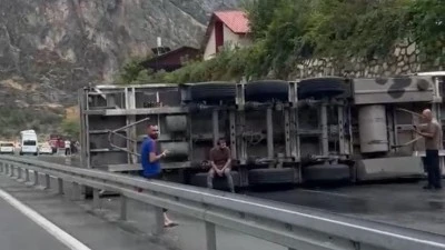 Bitlis-Baykan Yolunda Devrilen Tır Trafiği Fel&ccedil; Etti
