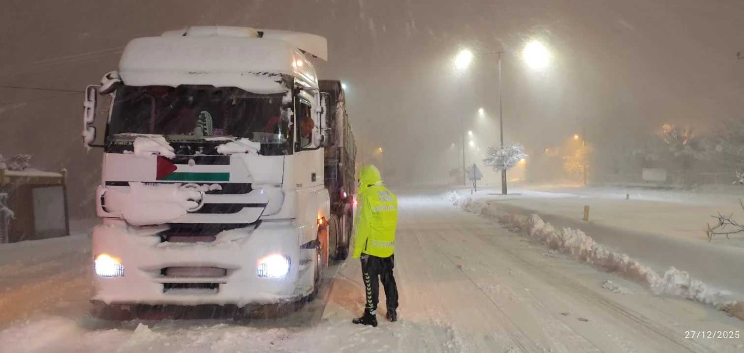 Bitlis'te aşırı buzlanma nedeniyle bazı yollar ağır vasıtalara kapatıldı