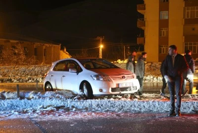 Bitlis'te buzlanma nedeniyle kontrolden &ccedil;ıkan 4 ara&ccedil; ref&uuml;je &ccedil;arptı
