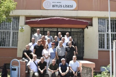 Bitlis'te eski lise arkadaşları ve öğretmenleri, yıllar sonra mezun oldukları okulda buluştu