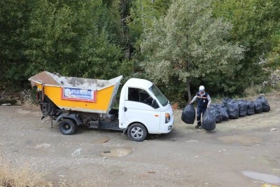 Bitlis'te gençler, derenin etrafındaki çöpleri topladı