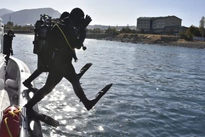 Bitlis'te görevli &quot;kurbağa adamlar&quot; ve deniz polisleri dalış ve tatbikatlarla göreve hazırlanıyor