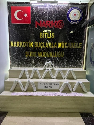 Bitlis'te iki ara&ccedil;ta 6 kilo 100 gram sentetik uyuşturucu ele ge&ccedil;irildi