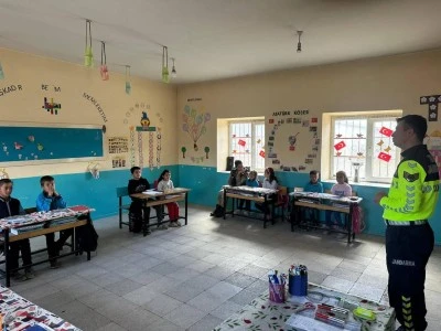 Bitlis'te ilkokul öğrencilerine trafik eğitimi verildi