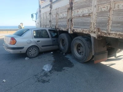 Siirt'in komşu ilinde kamyona çarpan otomobildeki 4 kişi yaralandı