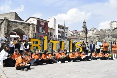 Bitlis'te öğrenci ve öğretmenler kitap okuma etkinliği düzenledi