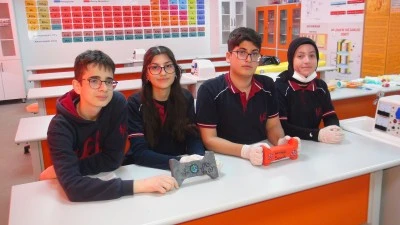 Bitlis'te &ouml;ğrenciler atık plastikleri parke taşına d&ouml;n&uuml;şt&uuml;rd&uuml;