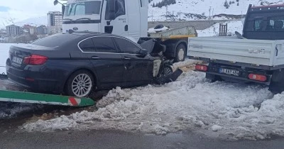 Bitlis'te otomobil ile kamyonet &ccedil;arpıştı, 7 kişi yaralandı