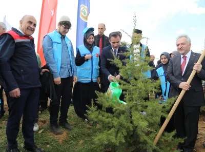 Bitlis'te "İyilik Fidanı Projesi" kapsamında fidanlar toprakla buluşturuluyor