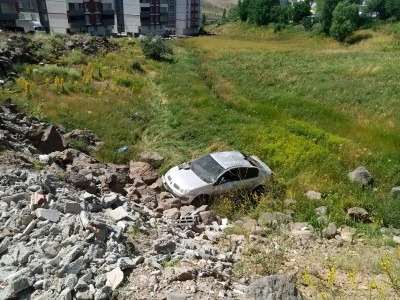 Bitlis'te şarampole devrilen otomobilin sürücüsü yaralandı