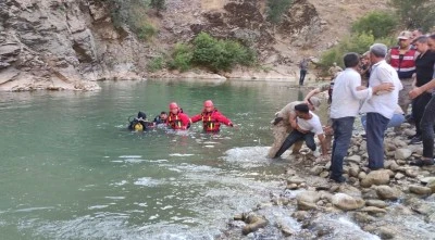 Bitlis'te serinlemek için derede yüzen genç boğuldu