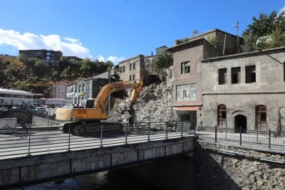 Bitlis'te tehlike oluşturan metruk bina yıkıldı