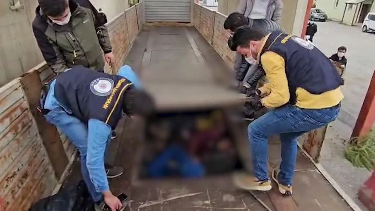 Bitlis'te tırın dorsesindeki gizli bölmede 20 düzensiz göçmen yakalandı