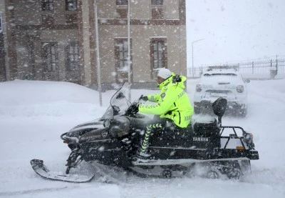 Bitlis'te trafik polisleri acil durumlara m&uuml;dahale i&ccedil;in kar motoru kullanıyor